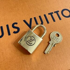 LV #217 Vintage Padlock & Key Set 200 Series